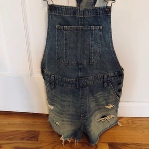 Abercrombie distressed short overalls